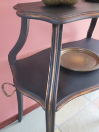 VERKOCHT Antieke brocante zwarte 2-laags houten tafel bijzettafel