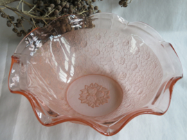 VERKOCHT Antieke roze glazen schaal met rozendecor