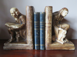 VERKOCHT Antieke gipsen boekensteunen De Geleerde en De Nar met Uil