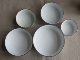 Oude witte emaille nestschalen uit de DDR- set van 5