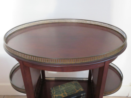 VERKOCHT Oude houten bijzettafel theetafel met goudmetalen opstanden