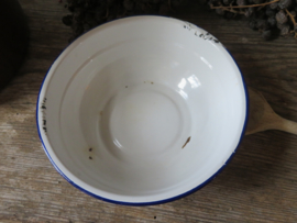 VERKOCHT Oude witte emaille schaal met blauwe rand
