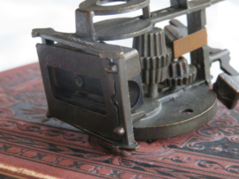 Miniatuur bronsmetalen uurwerk (puntenslijper)