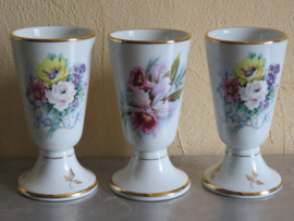 VERKOCHT Franse koffiebekers op voet met floraal motief, set van 3 stuks