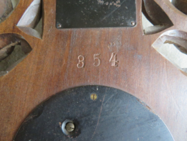 Oude barometer en thermometer in gestoken houten kast