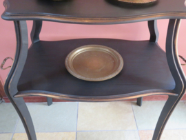VERKOCHT Antieke brocante zwarte 2-laags houten tafel bijzettafel
