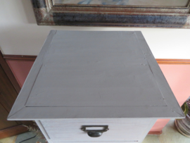 VERKOCHT Hoge teakhouten ladenkast, handgemaakt, greywash
