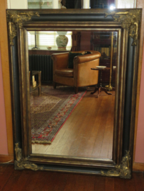VERKOCHT Grote oude spiegel in barok houten lijst - 120 x 89 cm.