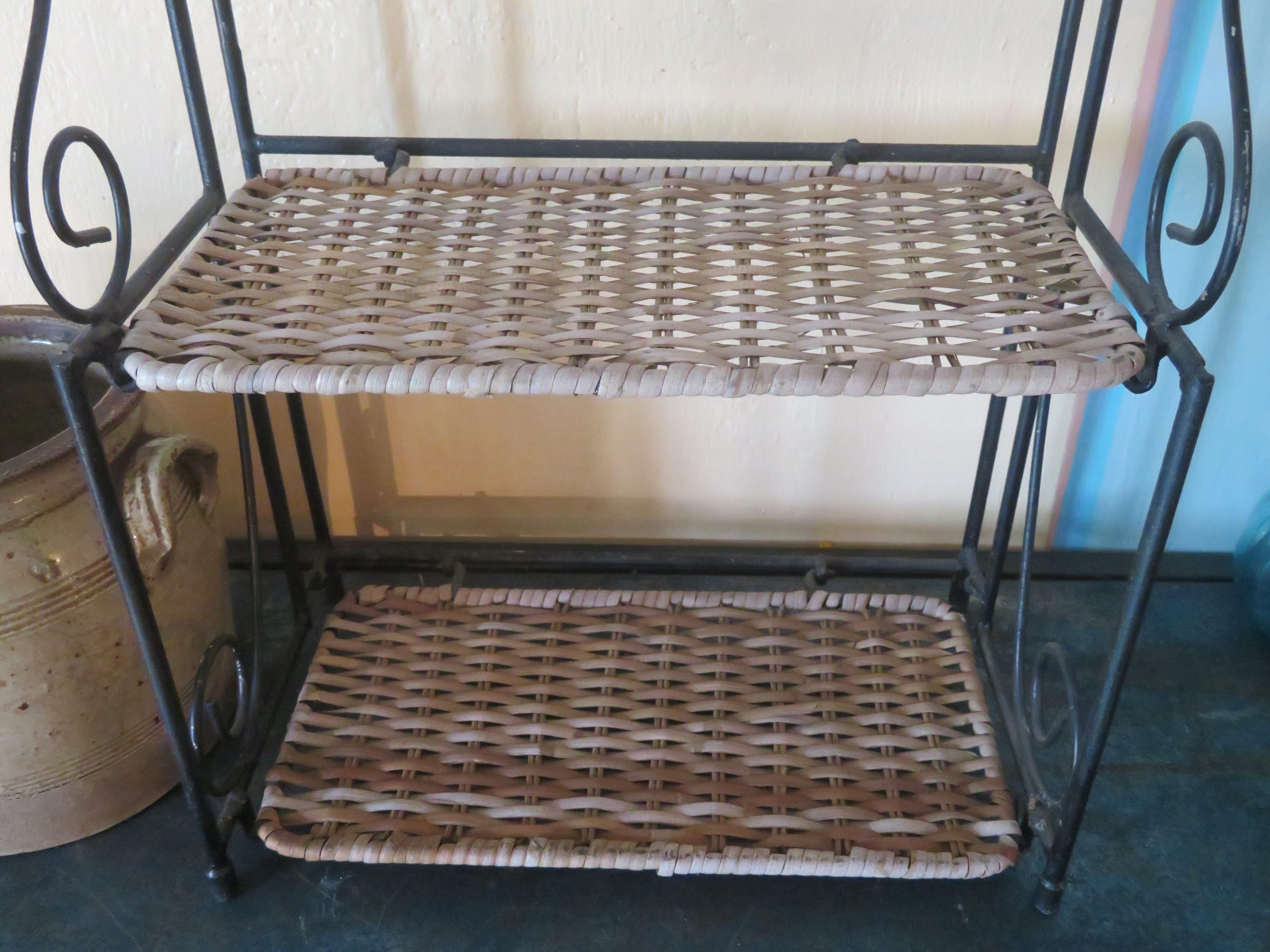 Brocante Frans metalen keukenrek wandrek met rotan