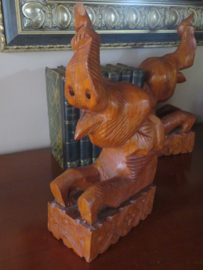 Oude houten boekensteunen olifant