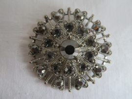 VERKOCHT Oude zilverkleurige broche