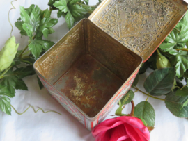 VERKOCHT Oud theeblik met bloemdecor