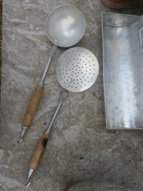 VERKOCHT Oud Frans aluminium lepelrek met schuimspaan en soeplepel