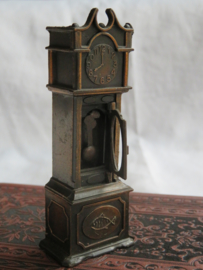 VERKOCHT Miniatuur bronsmetalen staande klok (puntenslijper)