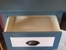 VERKOCHT Brocante hoge smalle ladekast blauw wit
