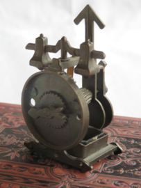 Miniatuur bronsmetalen uurwerk (puntenslijper)