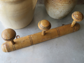 verkocht* Oude Franse houten knop kapstok