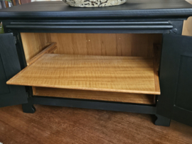 Brocante zwarte kast met uitschuifbaar plateau