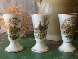 VERKOCHT Franse porseleinen koffiebekers op voet met wilddecor, Limoges, set van 3 stuks