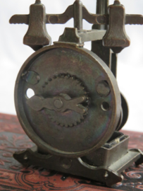 Miniatuur bronsmetalen uurwerk (puntenslijper)