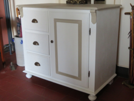 VERKOCHT Grote brocante witte grenen commode dressoir kast