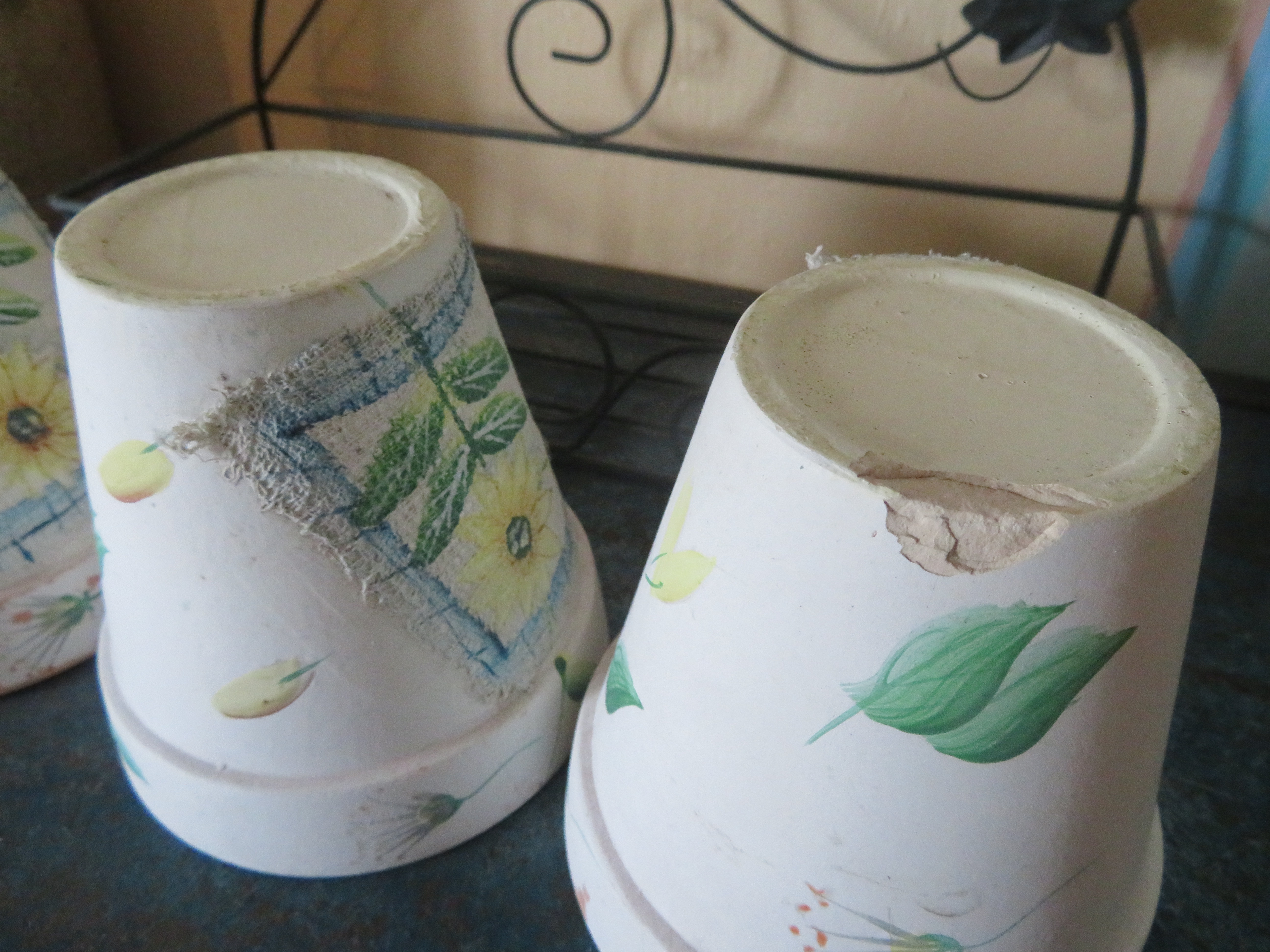 Brocante Frans metalen rek met 3 terracotta kruidenpotjes