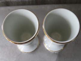VERKOCHT Franse porseleinen koffiebekers op voet met vogeldecor - set van 2 stuks