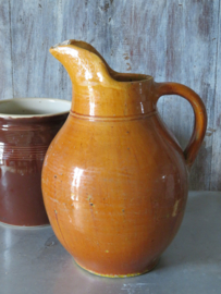 VERKOCHT Oude Franse aardewerk waterkan, oranjebruin, 37 cm
