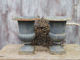 VERKOCHT Antieke Franse gietijzeren tuinvaas, 24 cm hoog