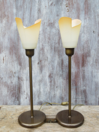 VERKOCHT Brocante tafellamp - brons metalen voet - kelk van melkglas, 38 cm hoog