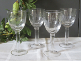 VERKOCHT Oude likeurglazen met druivendecor, set van 4 stuks