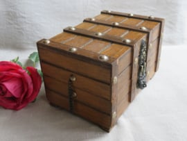 VERKOCHT Oud brocante houten sieradenkistje 2-laags
