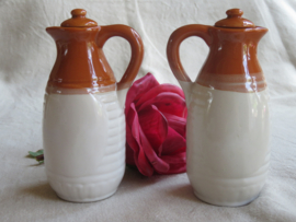 VERKOCHT Vintage aardewerk olie en azijnstel (oil and vinegar)