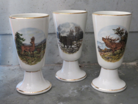 VERKOCHT Franse porseleinen koffiebekers op voet met wilddecor, set van 3 stuks