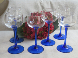 Vintage Luminarc wijnglazen op hoge blauwe voet - set van 6 stuks