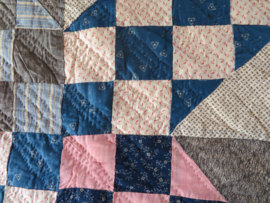 VERKOCHT Oude Amerikaanse patchwork quilt uit 1919, 210x210cm