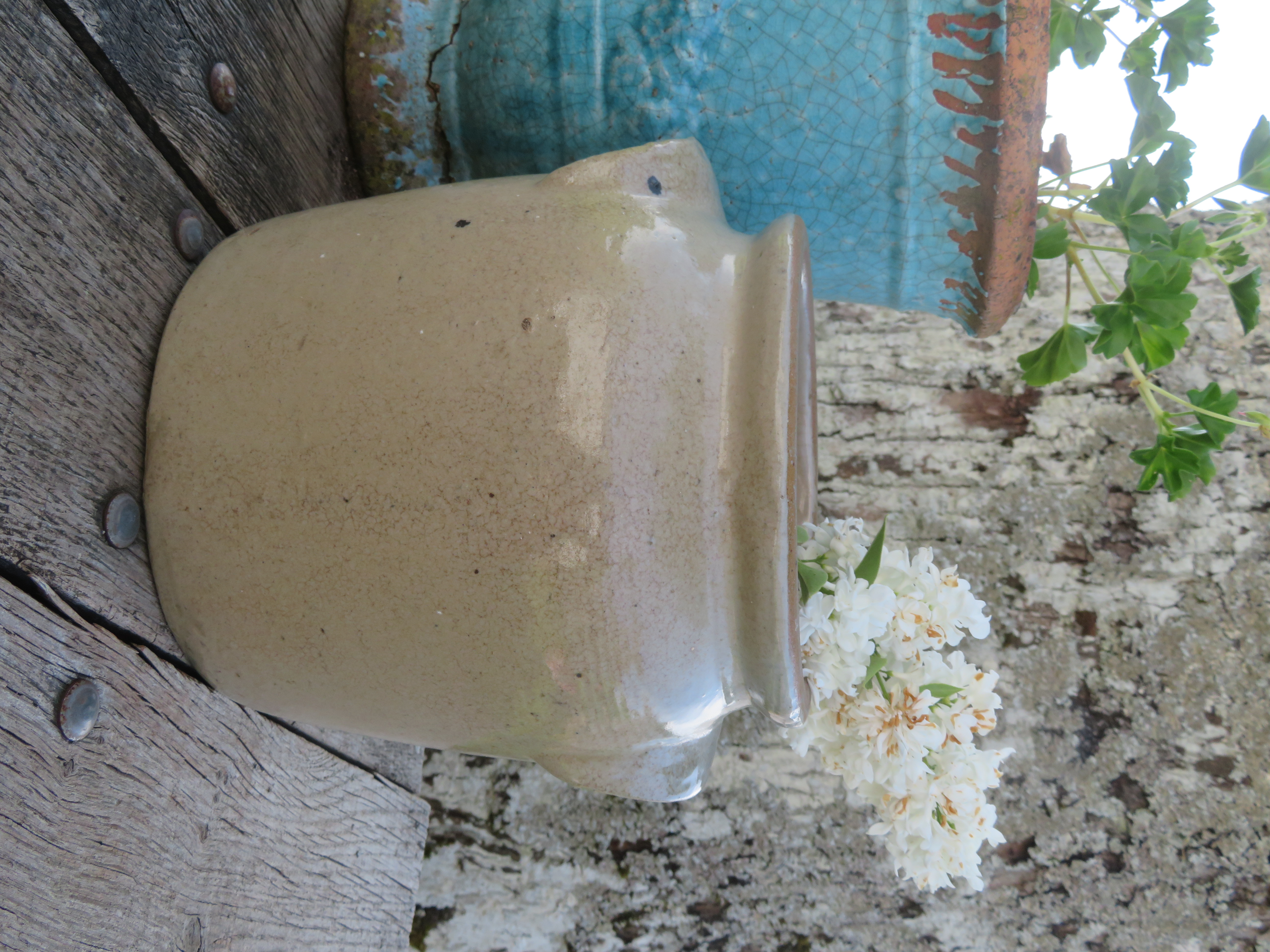 Oude Franse beige grespot - 19 cm (artikelnr. 150)