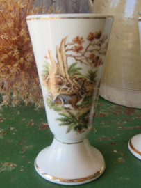 VERKOCHT Franse porseleinen koffiebekers op voet met wilddecor, Limoges, set van 3 stuks