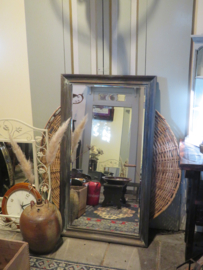 VERKOCHT Oude spiegel in brocante houten lijst - 102 x 56 cm
