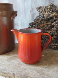 VERKOCHT Oud oranje emaille kannetje