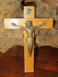VERKOCHT Oud houten kruisbeeld crucifix met koperen jezusbeeld
