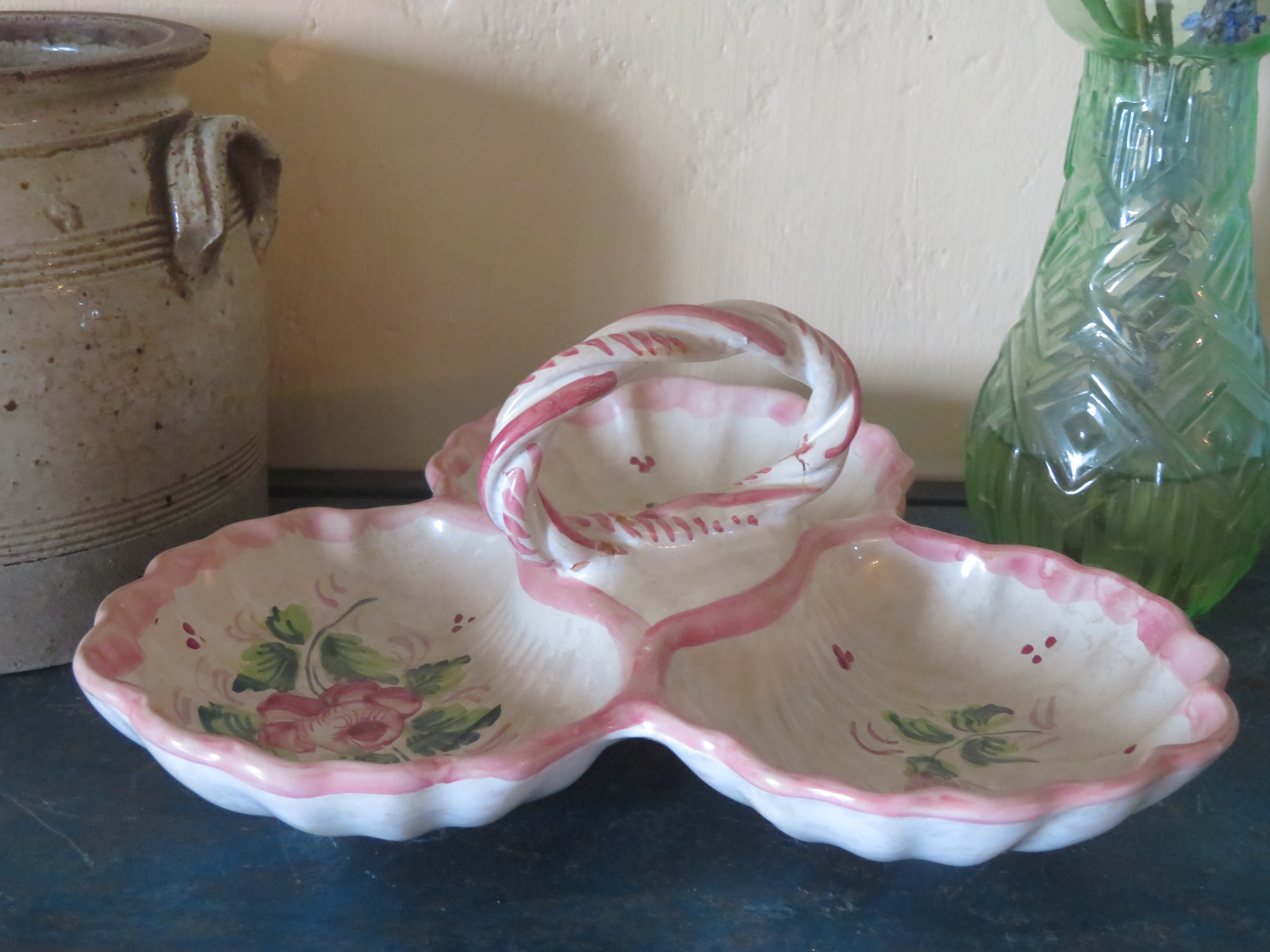 Brocante Franse aardewerk serveerschaal schelpmodel - handgeschilderd