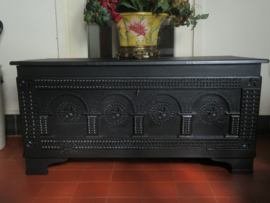VERKOCHT Antieke zwarte teakhouten dekenkist tv meubel opbergkist