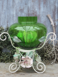 Brocante groene glazen vaas in Franse metalen standaard