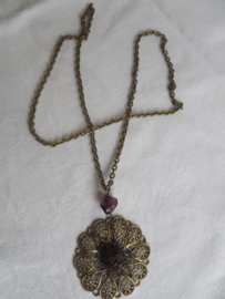 Vintage lange halsketting met ajour hanger en paarse stenen