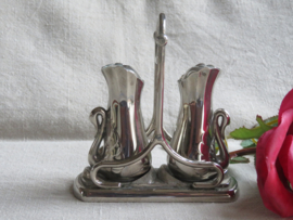 VERKOCHT Verzilverd Jugendstil peper en zoutstel met zwanen in verzilverde houder