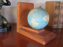 VERKOCHT Oude houten boekensteun met globe