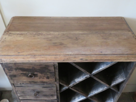 verkocht* Brocante oude houten ladenkast met wijnrek 