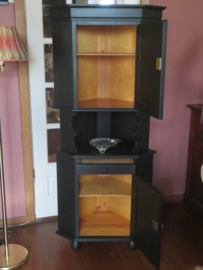 Brocante zwarte hoekkast