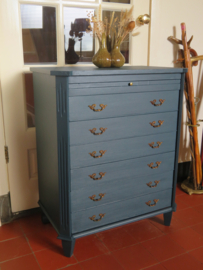 VERKOCHT Oude brocante blauwe ladekast met uitschuifbaar plateau